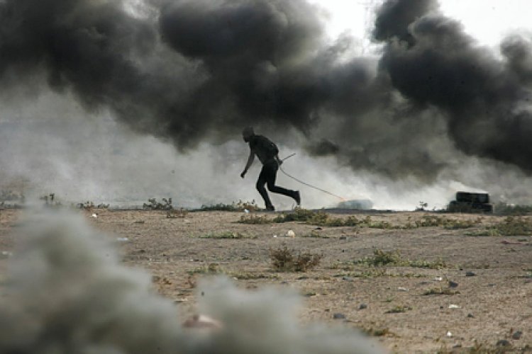 העימותים על הגדר בין ישראל ועזה באזור רפיח, שלשום (צילום: Abed Rahim Khatib/Flash90)