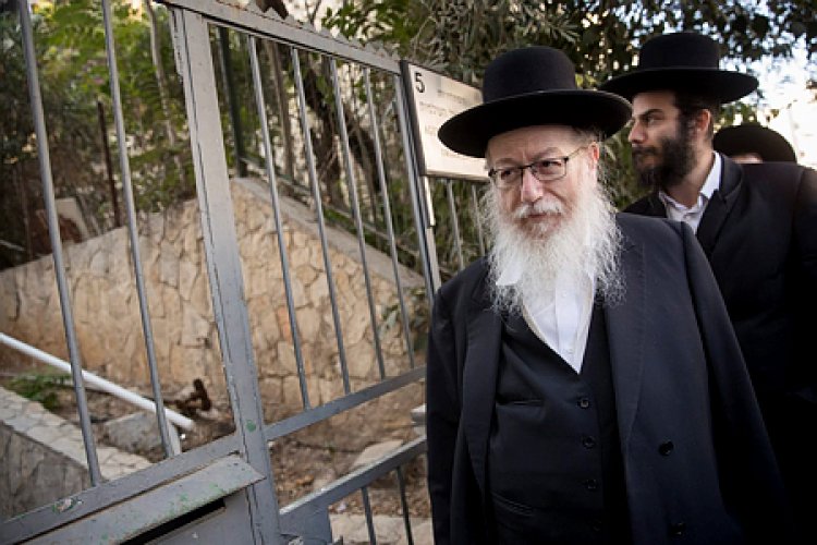 חבר הכנסת יעקב ליצמן בכניסה לישיבה, אתמול (צילום: יונתן זינדל, פלאש 90)