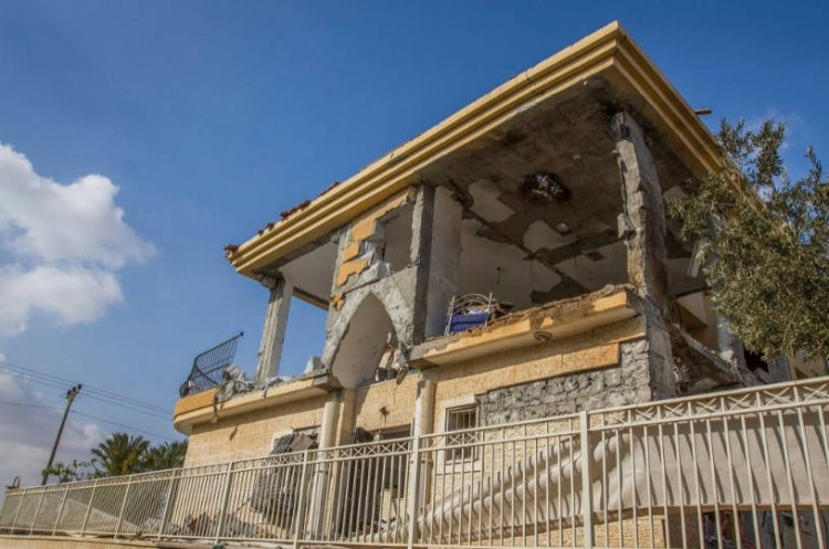 הבית בבאר שבע שנפגע אתמול מירי הרקטה (צילום: פלאש 90)