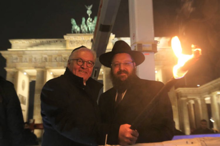 הרב טייכטל ושטיינמאייר, אמש בשער ברנדבורג (צילום: רפאל ארליך)