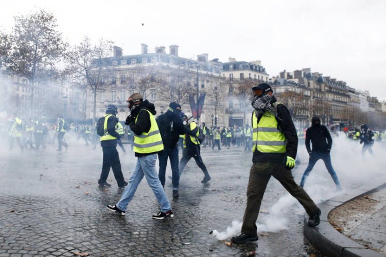 הפגנות "האפודים הצהובים" בפריז (קרדיט: שאטרסטוק)