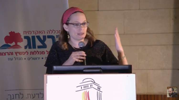 סיון רהב מאיר בשיעורה השבועי