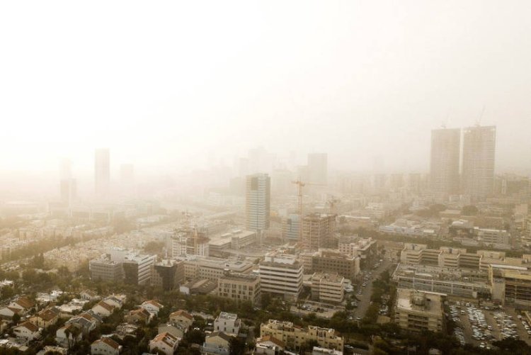 אובך כבד בתל אביב, אתמול (צילום: אדם שולדמן, פלאש 90)