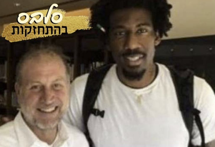 סטודמאייר עם אחד המרצים ב’אש התורה’, שם החל את לימודיו לאחרונה (צילום: מסך אינסטגרם)