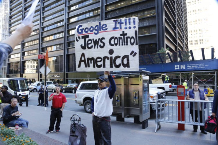 אנטישמי מפגין בניו יורק, תמונת ארכיון (קרדיט: שאטרסטוק)
