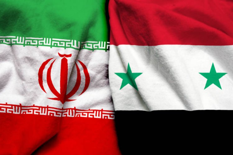 דגלי סוריה ואיראן (קרדיט: שאטרסטוק)