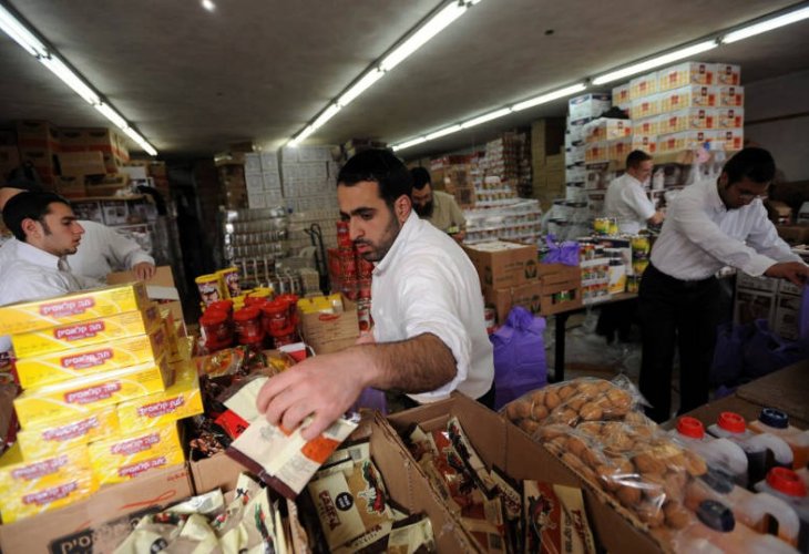 מתנדבים מתכוננים לחלוקת מזון לנזקקים (צילום: גילי יערי, פלאש 90)