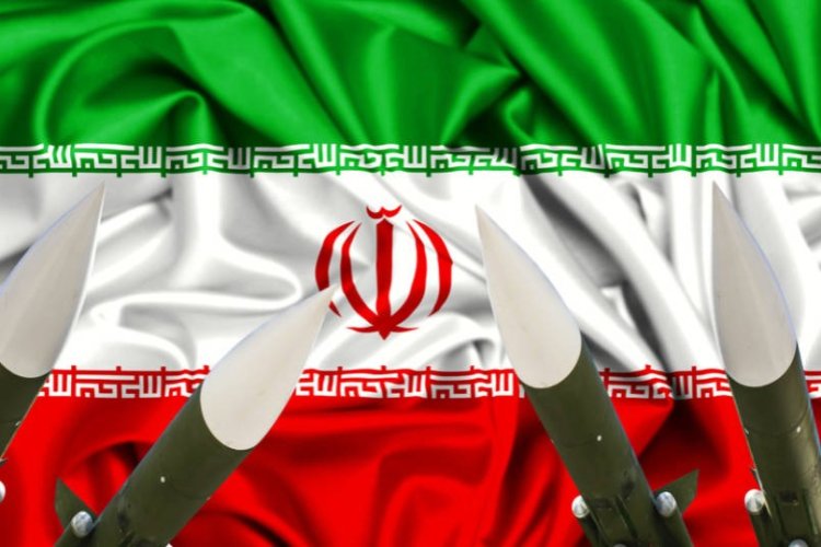 טילים על רקע דגל איראן, תמונת אילוסטרציה (קרדיט: שאטרסטוק)