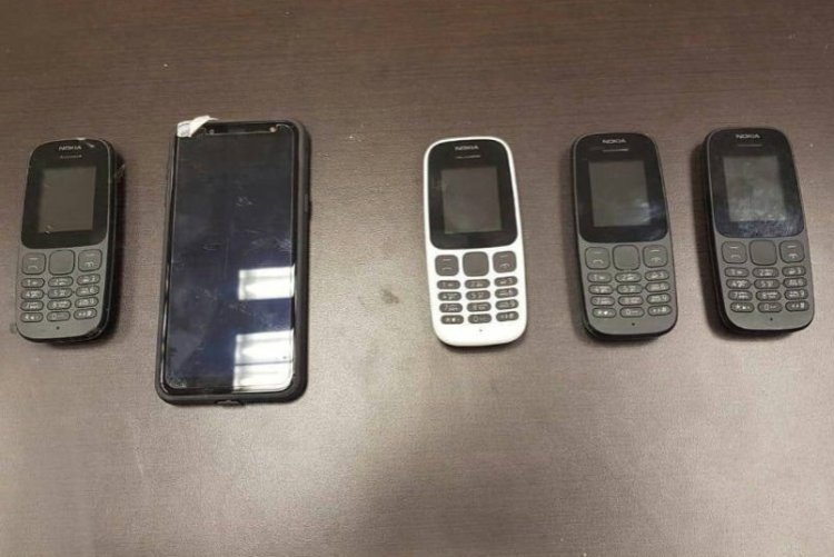 טלפונים סלולריים שהוברחו למחבלים ונתפסו על ידי שב"ס (וידיאו: דוברות שב"ס)