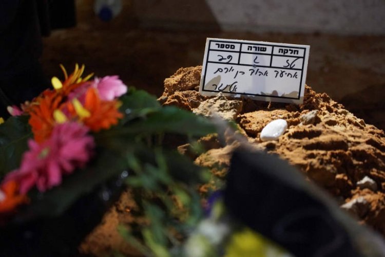 קברו של הרב אטינגר הי"ד בבית העלמין סגולה בפתח תקווה, אמש (צילום: Hillel Maeir/Flash90)