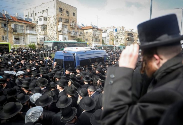 מסע הלווייתו של הרב לנדא בירושלים (צילום: יונתן זינדל, פלאש 90)