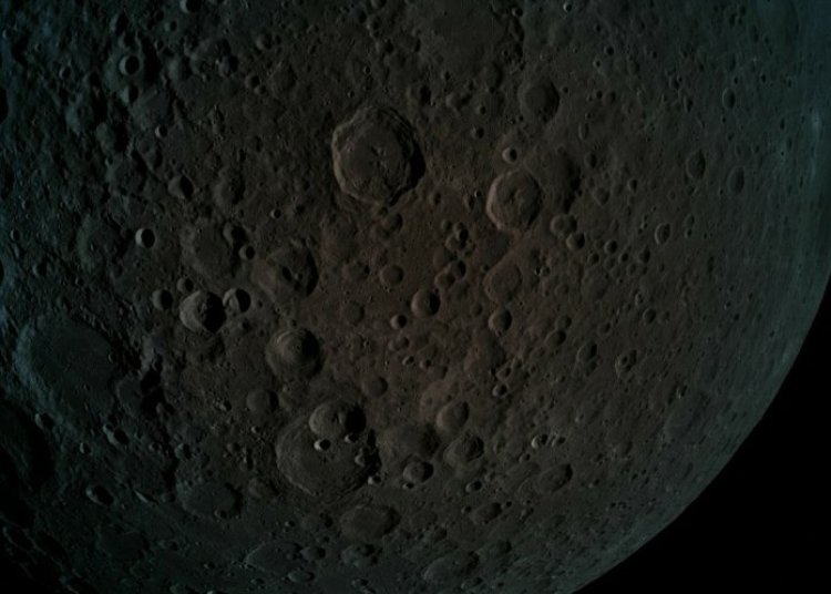 המכתשים על פני צדו הרחוק של הירח (צילום: החללית "בראשית", SpaceIL)