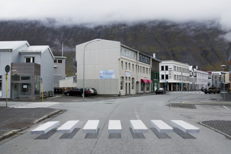 מעבר חצייה תלת-ממדי שהותקן בעיירה איזפיורזור באיסלנד (קרדיט: שאטרסטוק)