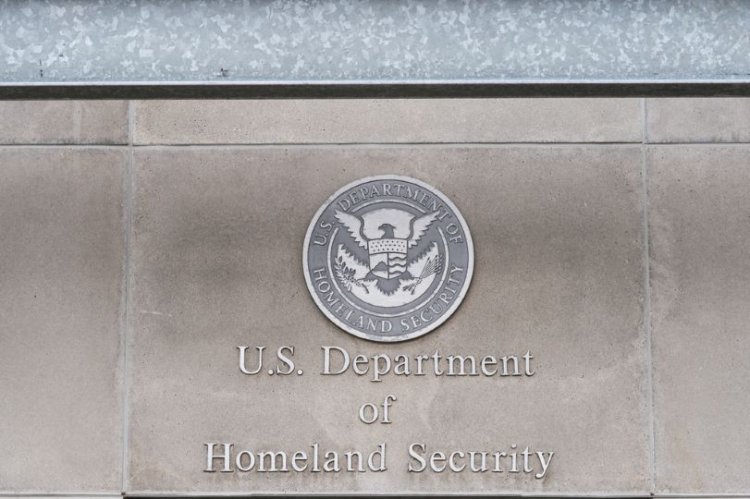 לוגו המחלקה לביטחון המולדת של ארצות הברית, בחזית הבניין (צילום: שאטרסטוק)