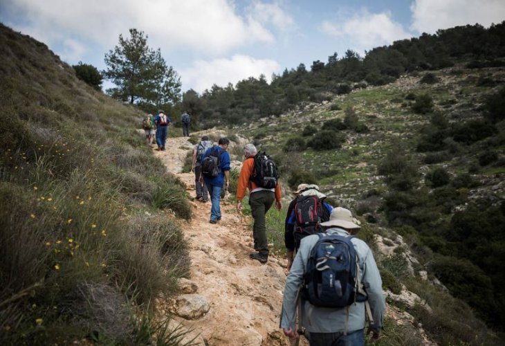 מטיילים ישראלים בדרך לנחל קיסלון במעלה שביל ההרים של כרמילה (צילום: הדס פרוש, פלאש 90)