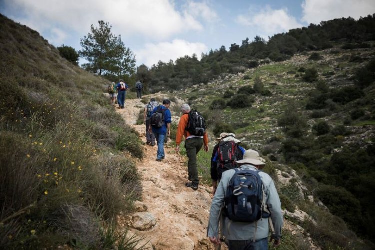 מטיילים ישראלים בדרך לנחל קיסלון במעלה שביל ההרים של כרמילה (צילום: הדס פרוש, פלאש 90)
