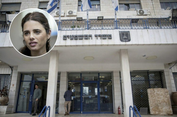 שקד על רקע בניין משרד המשפטים בירושלים (תמונות: יונתן זינדל, פלאש 90)