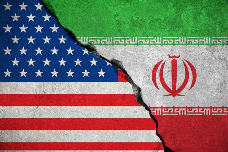 דגלי איראן וארצות הברית (קרדיט: שאטרסטוק)