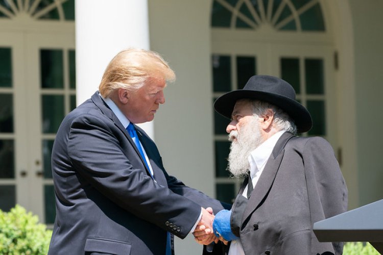 טראמפ והרב גולדשטיין, אתמול (קרדיט: Official White House Photo by Tia Dufour)