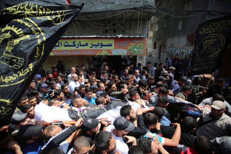 עזתים מלווים את לוחמי החמאס שנהרגו בהפצצות צה"ל (צילום: חסן הג'דיי, פלאש 90)