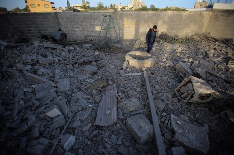 שרידי בית ברצועת עזה שהותקף על ידי צה"ל (צילום: חסן ג’די, פלאש 90)