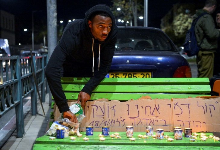 נרות לזכרו של ביאדגה ז"ל בבת ים, ינואר 2019 (צילום: פלאש 90)