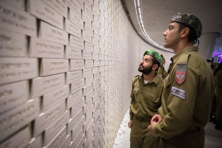 חיילים בטקס יום הזיכרון בבית העלמין הצבאי בהר הרצל בירושלים (צילום: מארק ישראל סלם, פלאש 90)