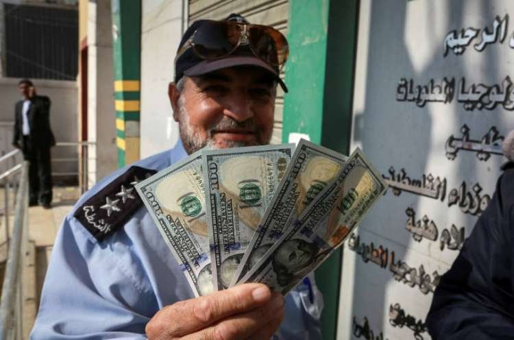 חלוקת כסף קטארי ברצועת עזה, תמונת ארכיון (צילום: Abed Rahim Khatib/ Flash90)
