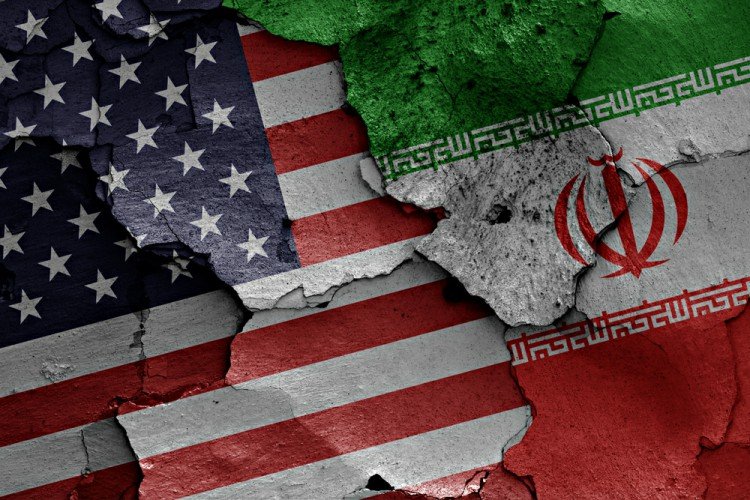 דגלי ארצות הברית ואיראן (קרדיט: שאטרסטוק)