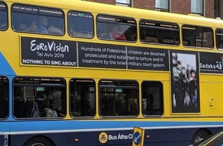שלט הענק על אחד האוטובוסים 