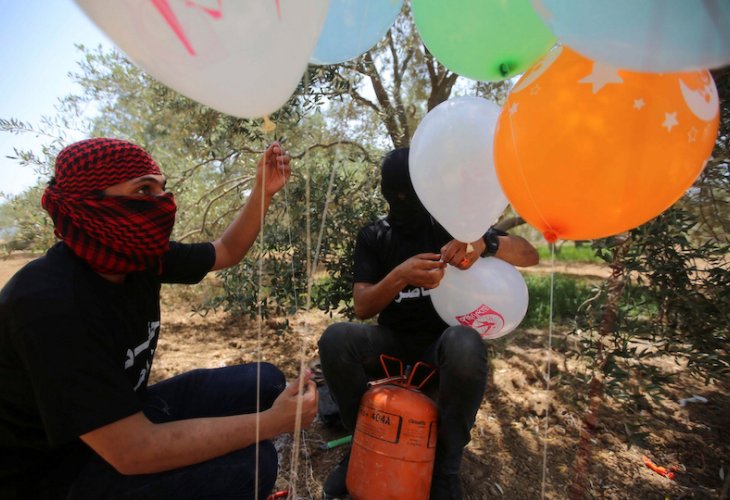 נערים פלסטינים מכינים בלוני תבערה (צילום: חסן ג'די, פלאש 90)