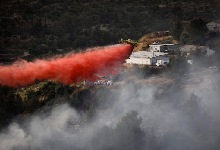 מטוסי הכיבוי מעל אבן ספיר (צילום: נעם רבקין פנטון, פלאש 90) 