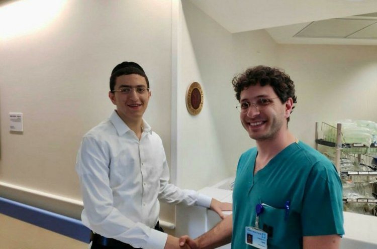 ישראל מאיר נחומברג וד"ר מיכאיל סאמר מהמחלקה לכירורגיה בהדסה עין כרם (צילום: דוברות הדסה)