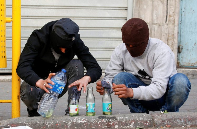 מפגעים פלסטינים מכינים בקבוקי תבערה (צילום: ויסאם השלמון, פלאש 90)