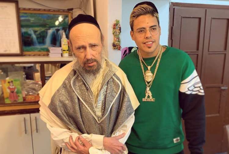 סטטיק עם הרב קוק (מתוך עמוד הפייסבוק של סטטיק) סטטיק עם הרב קוק (מתוך עמוד הפייסבוק של סטטיק)