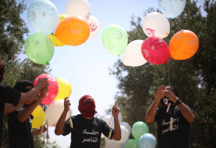 נערים פלסטינים מכינים בלוני תבערה (צילום: חסן ג'די, פלאש 90)