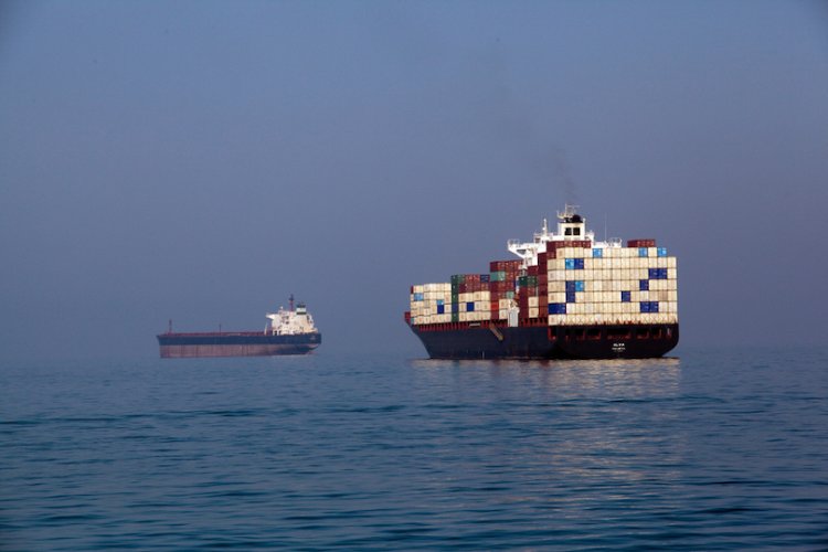 ספינות סחר מפליגות במצרי הורמוז (צילום: שאטרסטוק)