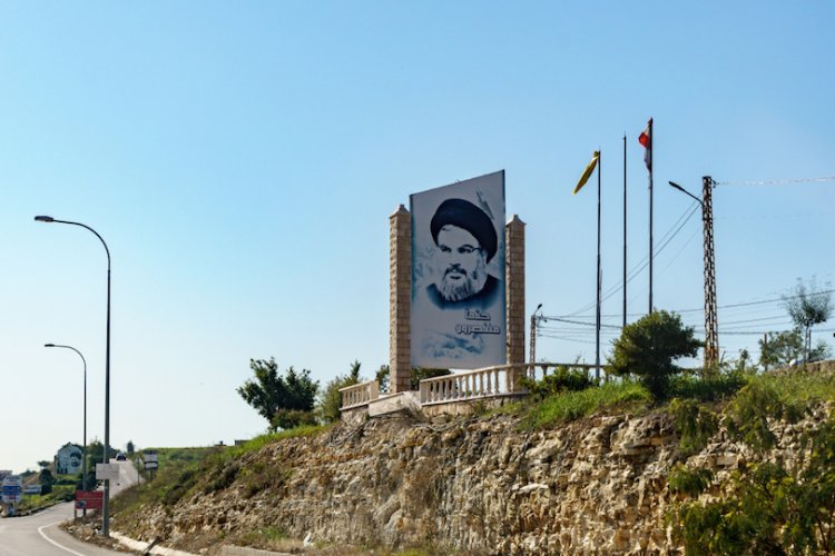 פוסטר של מנהיג חיזבאללה בלבנון (צילום: שאטרסטוק)