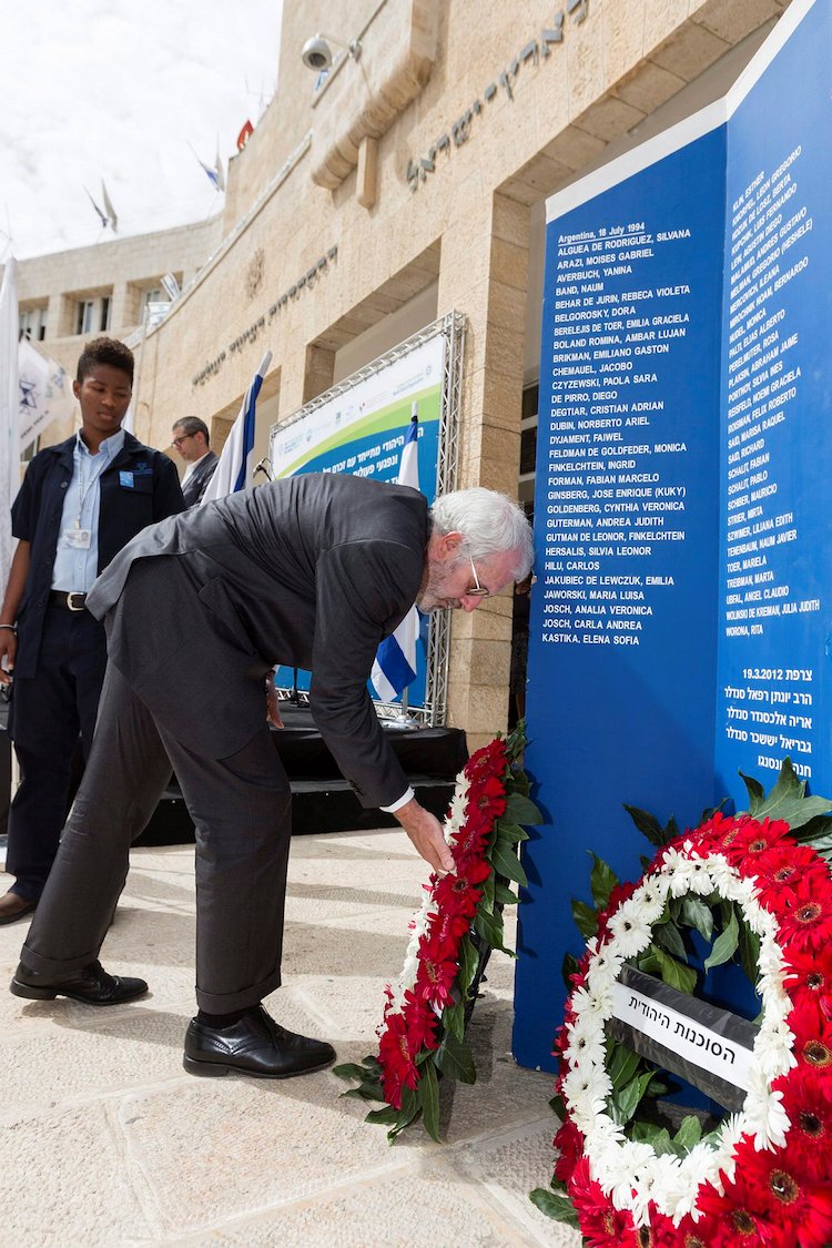 שגריר ישראל בארגנטינה מניח זר לזכר קורבנות הטרור (צילום: פלאש 90)