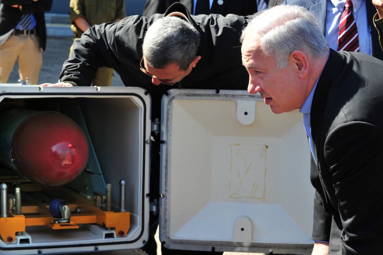 ראש הממשלה נתניהו ושר הביטחון ברק בוחנים את הנשק האיראני שהוברח לחמאס (צילום: שאטרסטוק)