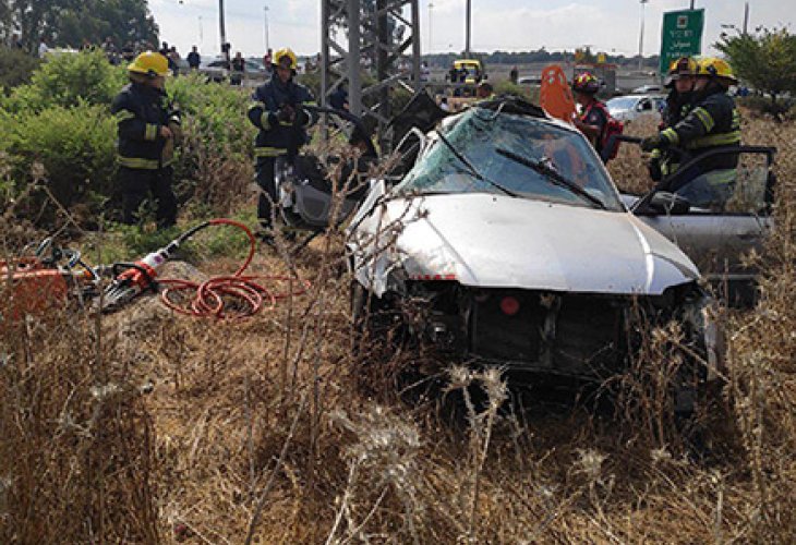 הרכב לאחר ההתהפכות (צילום: דוברות כבאות והצלה - מחוז צפון)