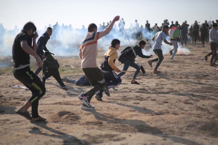 צעירים פלסטינים מפגינים בעזה נגד ישראל (צילום: חסן, ג'די, פלאש 90)
