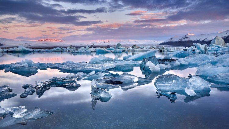 קרחונים נמסים בגרינלנד (צילום: שאטרסטוק)