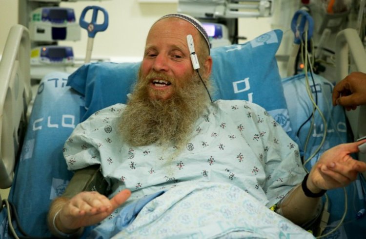 הרב איתן שנרב בבית החולים (צילום: פלאש 90)