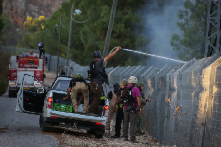 כוחות הביטחון מכבים שרפה שפרצה הערב בעקבות טיל נ"ט ששיגר חיזבאללה למרחב אביבים (צילום: דוד כהן, פלאש 90)