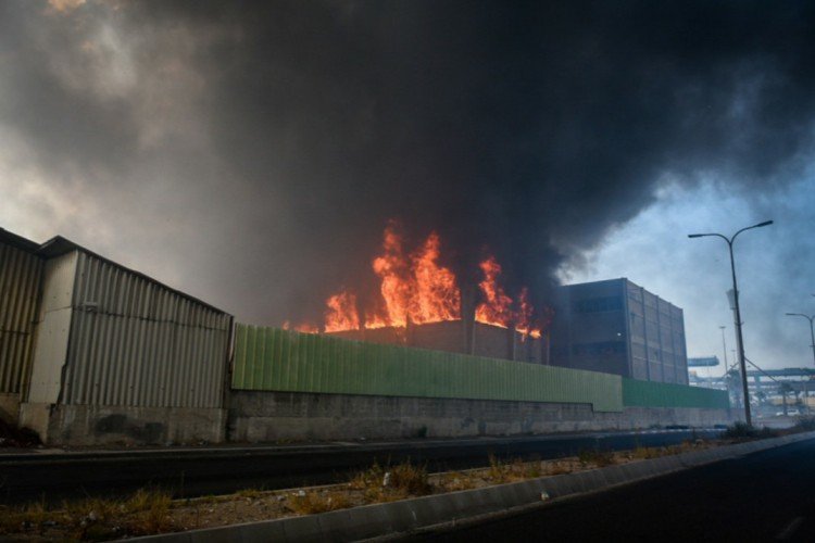 השריפה במפעל שמן, היום (צילום: Meir Vaknin/Flash90)