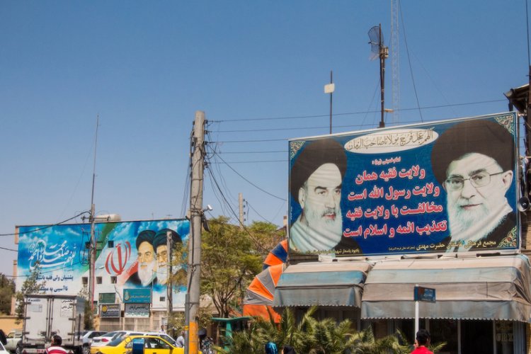 שלטי תעמולה בשבח האייתוללות באיראן (צילום: שאטרסטוק)