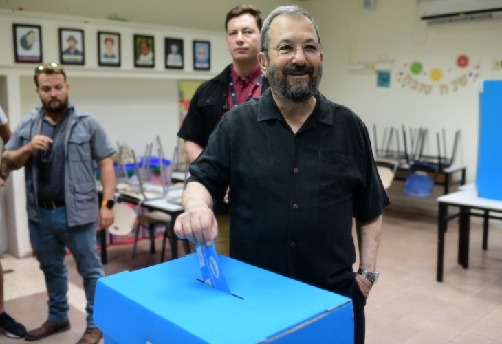 אהוד ברק, מראשי המחנה הדמוקרטי, בקלפי (צילום: תומר נויברג, פלאש 90)