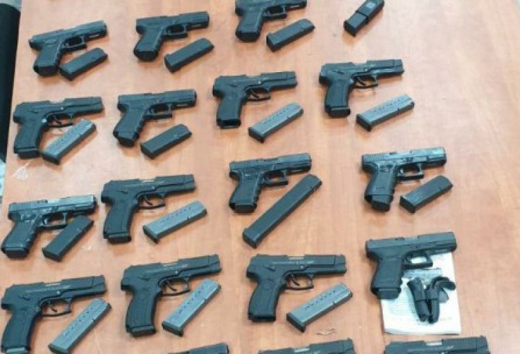 חלק מהנשקים שנתפסו (צילום: דוברות המשטרה)