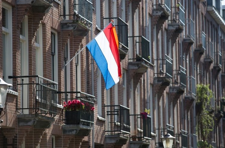 דגל הולנד על אחד הבתים במדינה 